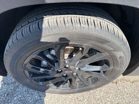 Used 2023 GMC Terrain SLE w/ Driver Convenience Package image 11