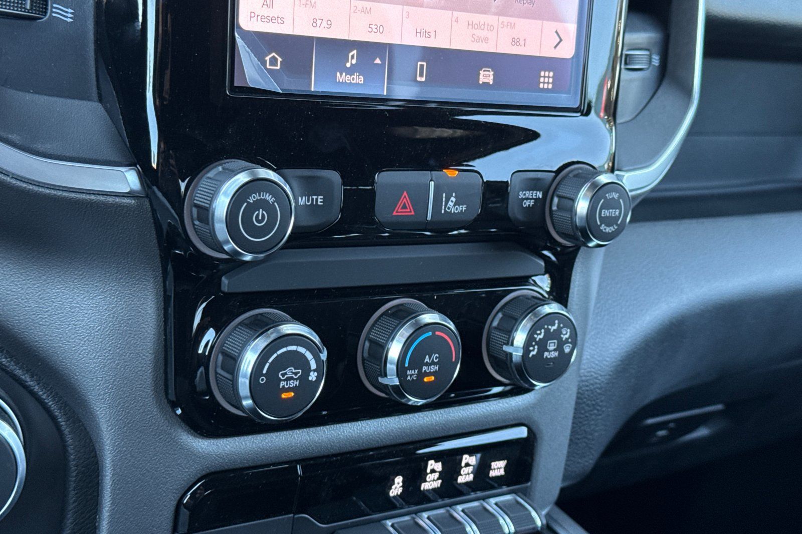 New 2026 RAM 1500 Express AWD/4WD image 18