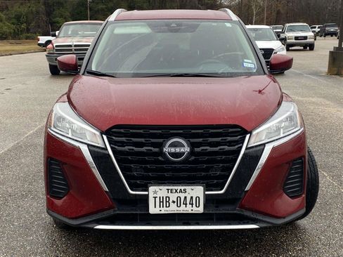 Used 2023 Nissan Kicks SV image 2