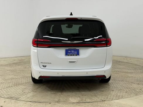 Used 2023 Chrysler Pacifica Touring-L image 6