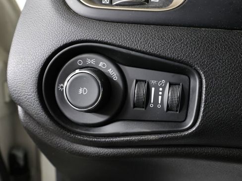 Used 2017 Jeep Renegade Latitude AWD/4WD image 32