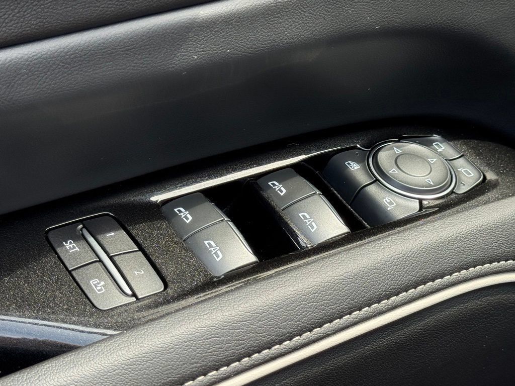 Used 2022 Cadillac Escalade Luxury AWD/4WD image 19