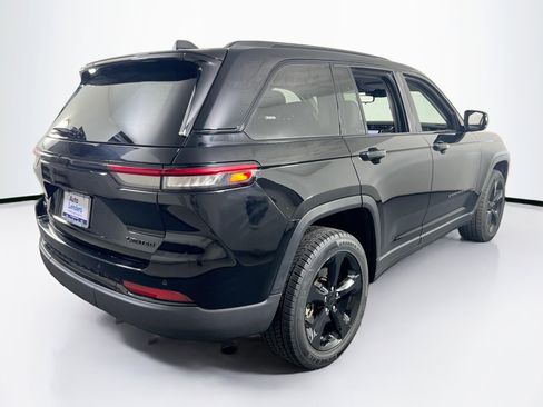 Used 2023 Jeep Grand Cherokee Limited w/ Black Appearance Package AWD/4WD image 5