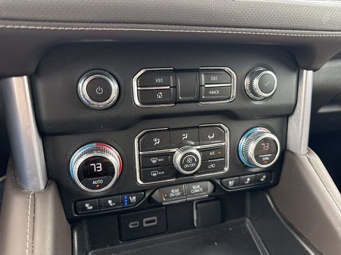 Used 2023 GMC Yukon XL SLT w/ SLT Premium Package image 16