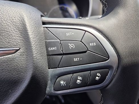 Used 2023 Chrysler Pacifica Touring-L FWD image 22
