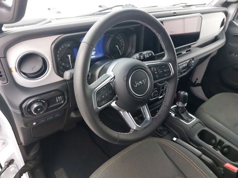 Used 2025 Jeep Wrangler Unlimited Sahara w/ Safety Group image 4