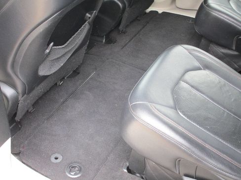 Used 2018 Chrysler Pacifica Touring-L image 14