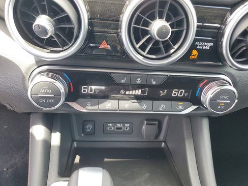 Used 2025 Nissan Sentra SR w/ SR Premium Package FWD image 13
