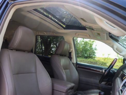 Used 2016 Lexus GX 460 w/ Premium Package AWD/4WD image 24
