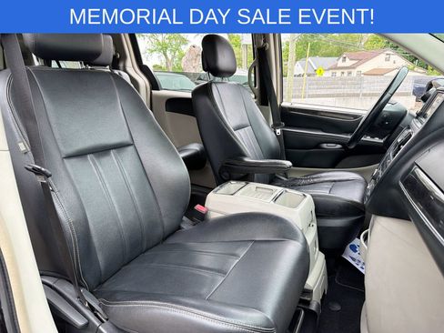 Used 2014 Chrysler Town & Country Touring FWD image 22