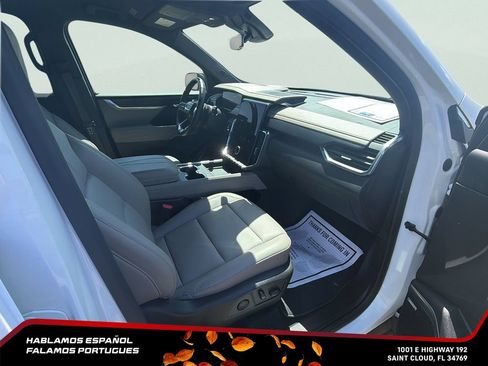 Certified 2026 GMC Acadia Elevation w/ Elevation Premium Package FWD image 33
