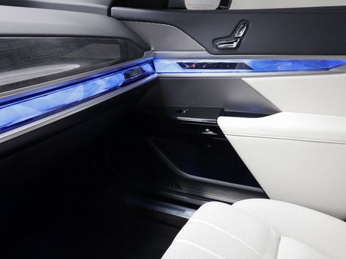 Used 2024 BMW 760i xDrive w/ Premium Package 2 image 13