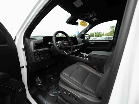 Used 2026 Chevrolet Tahoe LT w/ Comfort Package AWD/4WD image 8