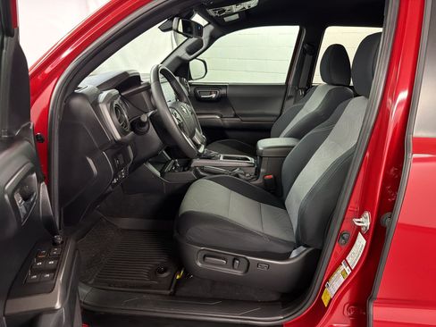Used 2021 Toyota Tacoma TRD Off-Road w/ Technology Package AWD/4WD image 5