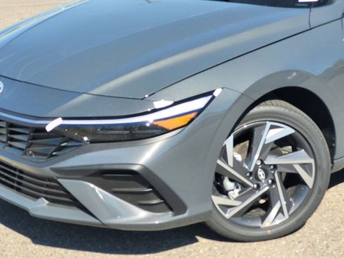 New 2025 Hyundai Elantra SEL image 11