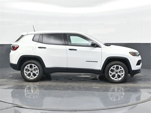 Used 2025 Jeep Compass Sport image 5
