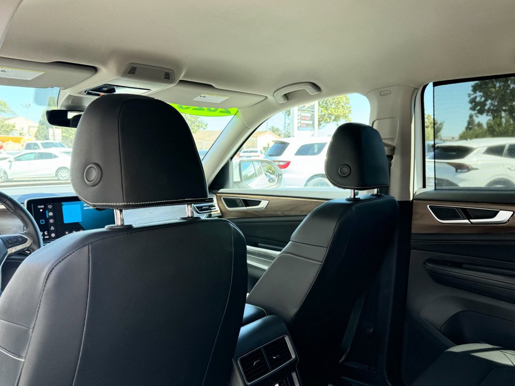 Used 2025 Volkswagen Atlas SE FWD image 17
