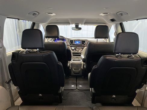 Certified 2020 Chrysler Pacifica Touring-L image 37