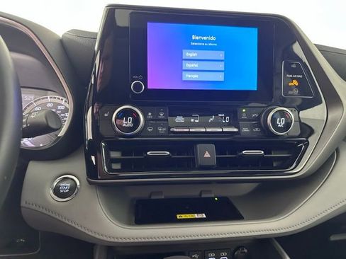 Used 2023 Toyota Highlander XLE AWD/4WD image 30