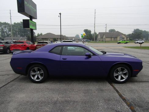 Used 2019 Dodge Challenger SXT RWD image 9