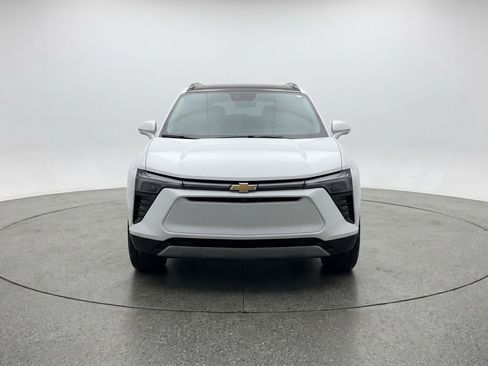Used 2025 Chevrolet Blazer LT FWD image 2