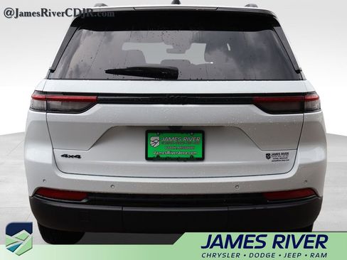 Used 2025 Jeep Grand Cherokee Altitude AWD/4WD image 4