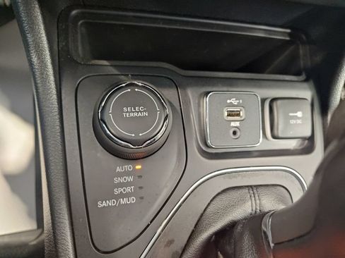 Used 2020 Jeep Cherokee Latitude Plus w/ Cold Weather Group AWD/4WD image 24