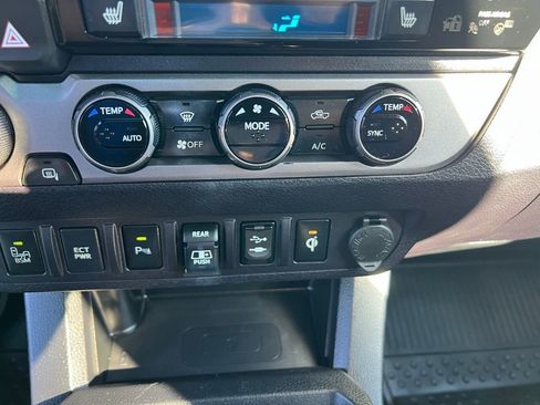 Used 2018 Toyota Tacoma Limited image 33