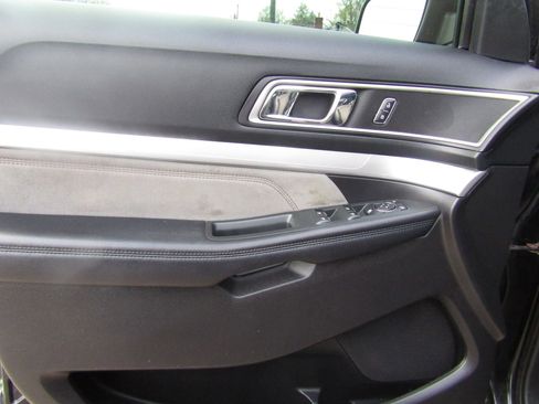 Used 2017 Ford Explorer XLT w/ Equipment Group 202A image 21