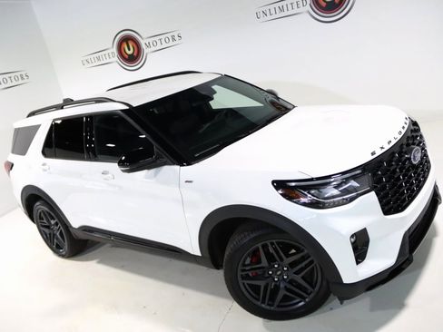 Used 2025 Ford Explorer ST-Line w/ Premium Package image 7