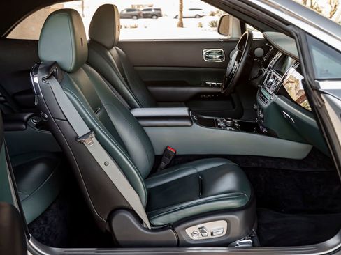 Used 2016 Rolls-Royce Dawn RWD image 28