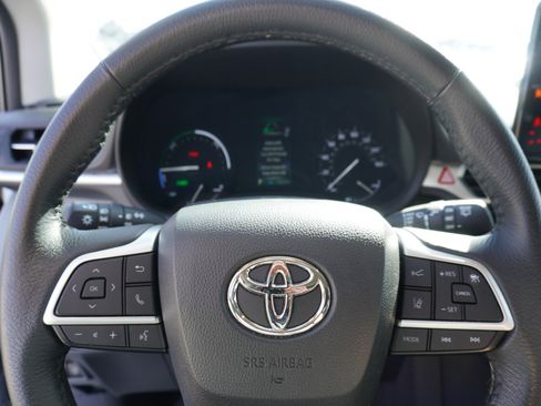 Used 2023 Toyota Sienna XLE image 27