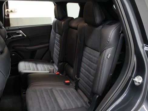 New 2025 Mitsubishi Outlander SE image 25