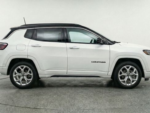 Used 2025 Jeep Compass Latitude AWD/4WD image 11