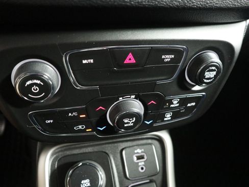 Used 2020 Jeep Compass Latitude w/ Cold Weather Group AWD/4WD image 33