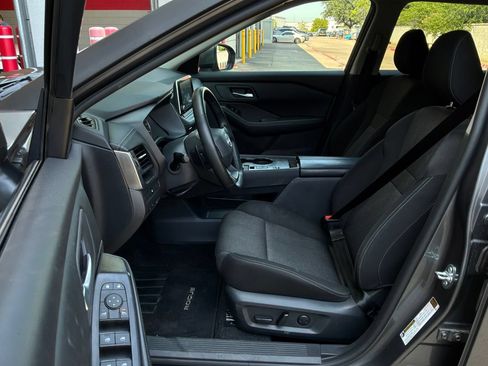 Used 2025 Nissan Rogue SV FWD image 10