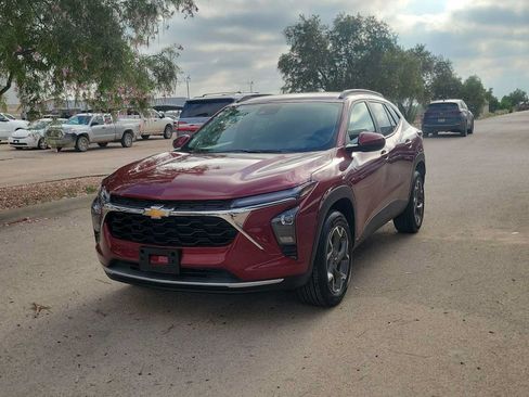 Used 2025 Chevrolet Trax LT FWD image 4