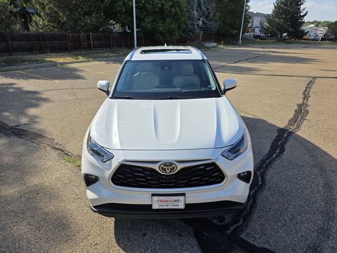 Used 2021 Toyota Highlander XLE AWD/4WD image 12