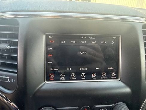 Used 2019 Jeep Grand Cherokee Laredo AWD/4WD image 10