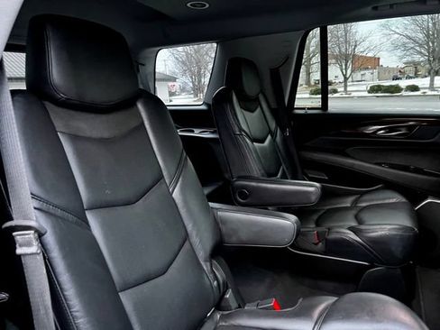 Used 2019 Cadillac Escalade Premium Luxury AWD/4WD image 19
