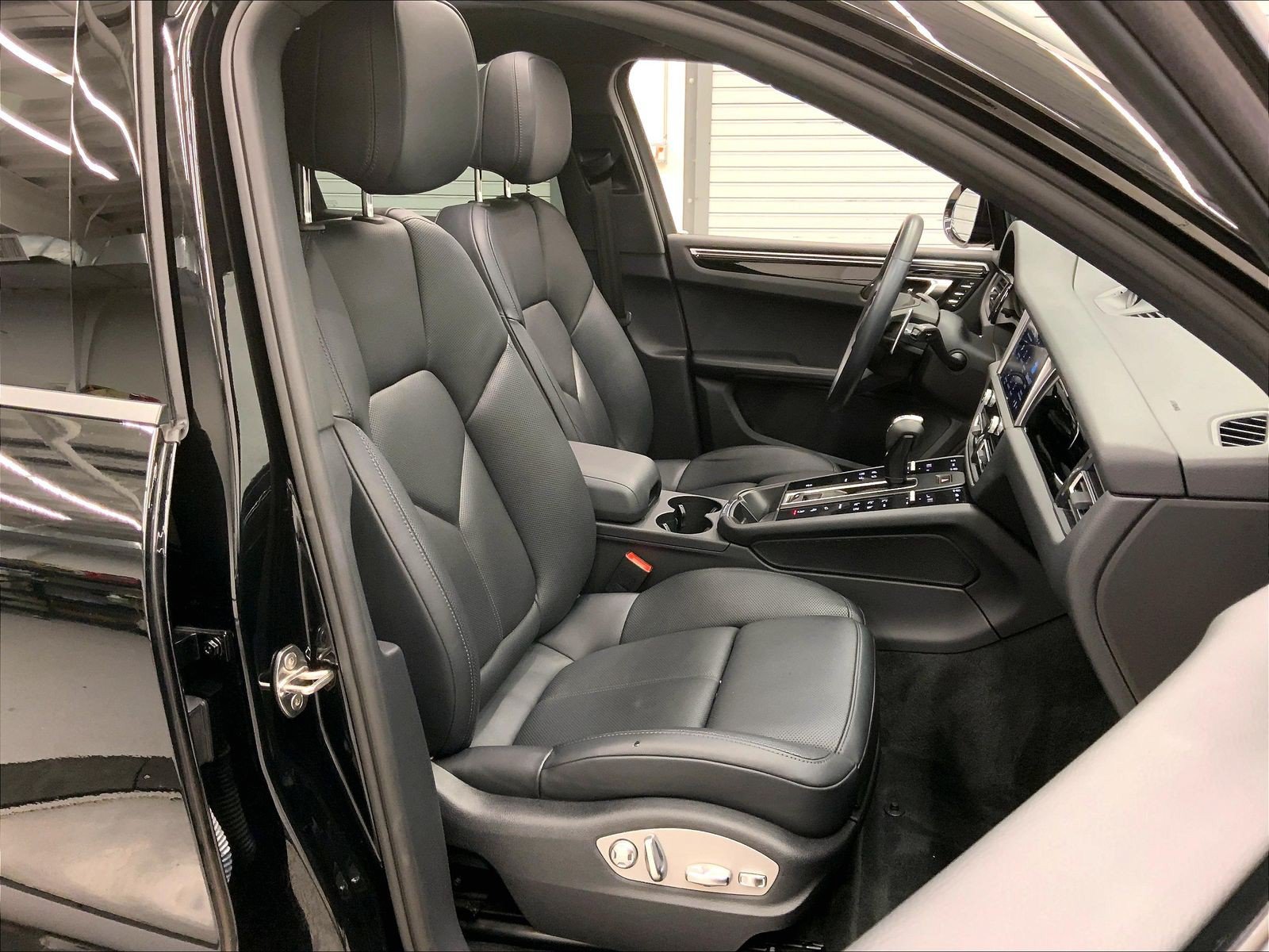 Certified 2023 Porsche Macan AWD/4WD image 19