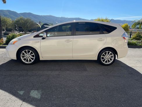 Used 2012 Toyota Prius V Five image 8