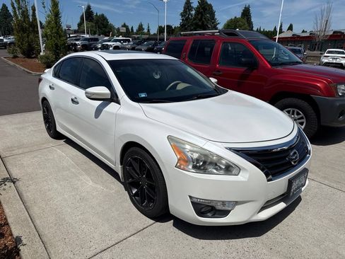 Used 2013 Nissan Altima 3.5 SL w/ Technology Pkg FWD image 2