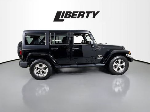 Used 2017 Jeep Wrangler Unlimited Sahara w/ Connectivity Group AWD/4WD image 8