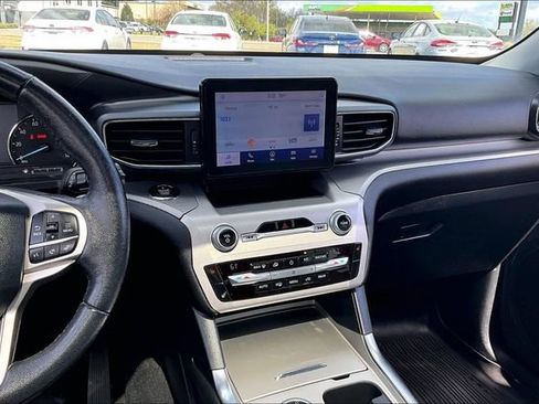 Used 2021 Ford Explorer XLT w/ Equipment Group 202A image 9