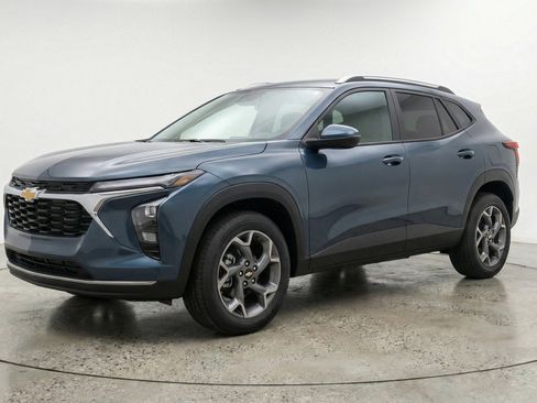 Used 2025 Chevrolet Trax LT image 3