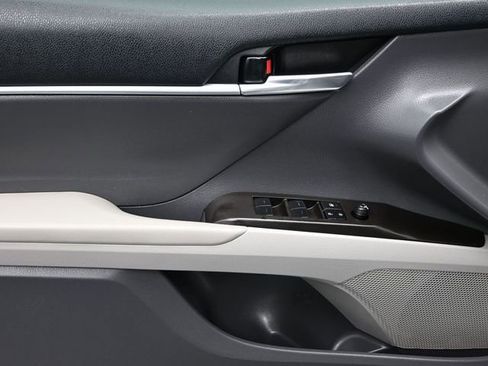 Used 2022 Toyota Camry SE image 12