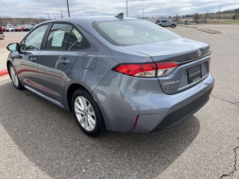Used 2025 Toyota Corolla LE w/ LE Premium Package image 11