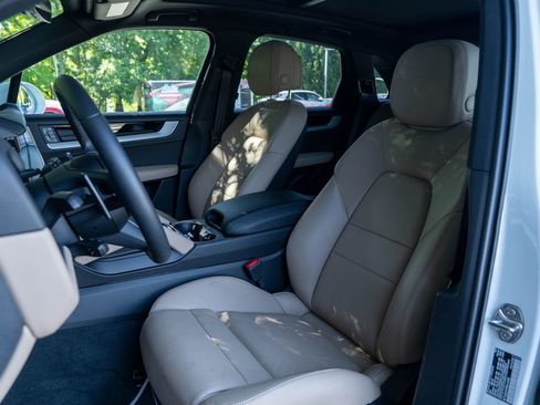 Certified 2025 Porsche Cayenne E-Hybrid w/ Premium Package Plus image 5