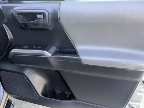 Used 2020 Toyota Tacoma SR5 image 31